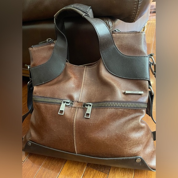 Matt and Nat - Very nice bag. Holds a lot! Some wear to the handles. - Picture 4 of 12